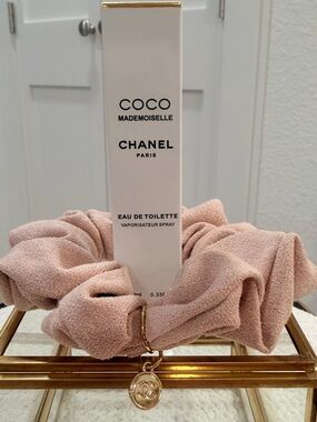 CHANEL Beaute Blush-Pink suede-like Scrunchie & Coco Mademoiselle EDT 10 ml Spra